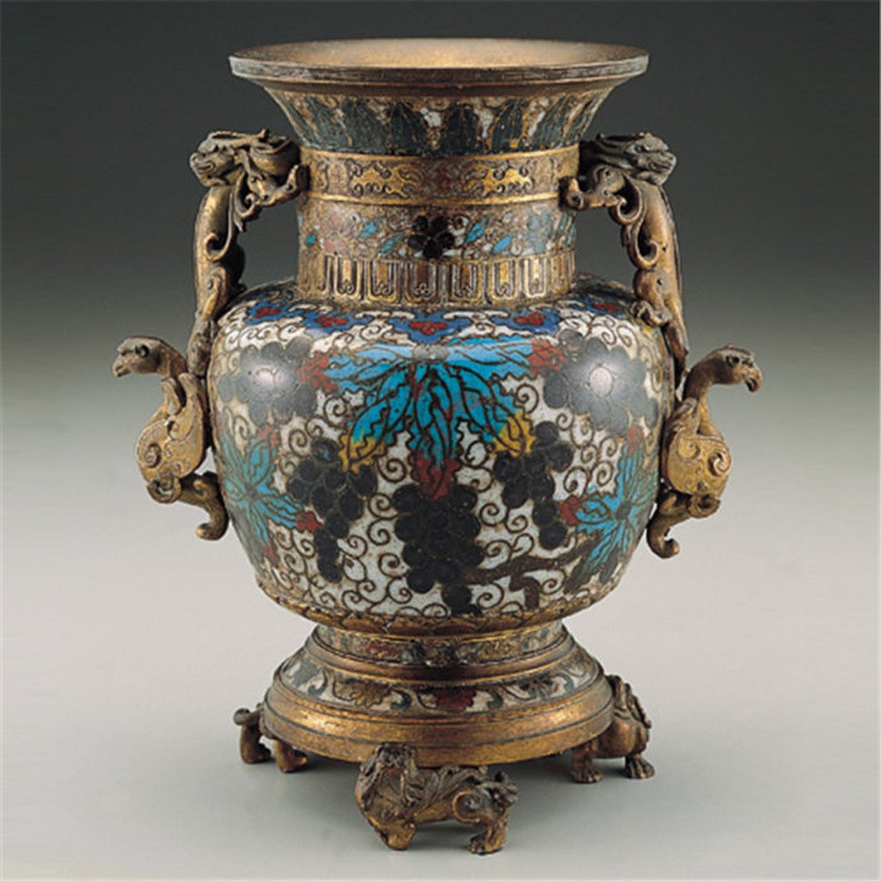 #文物# 这是一组明代的珐琅器.珐琅器是以珐琅为材料装饰而制成的器物