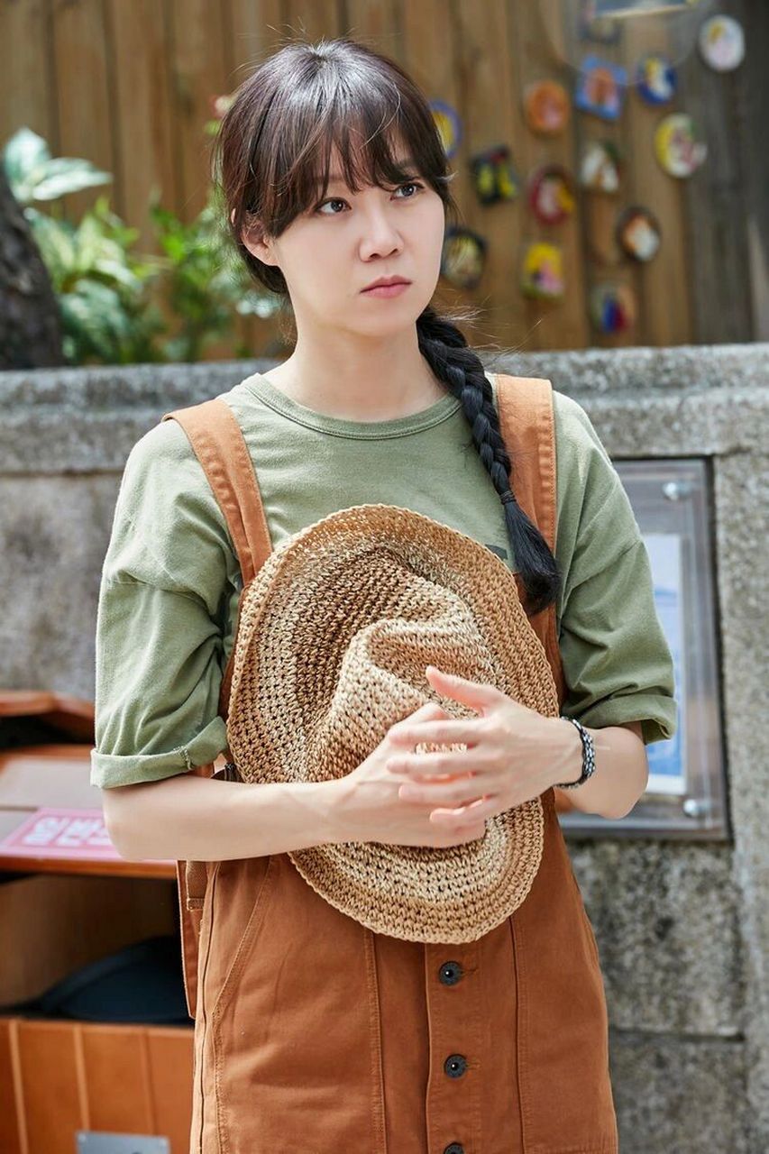 孔孝真的穿搭魅力  孔孝真和姜河那主演的电视剧《山茶花开时》是一部