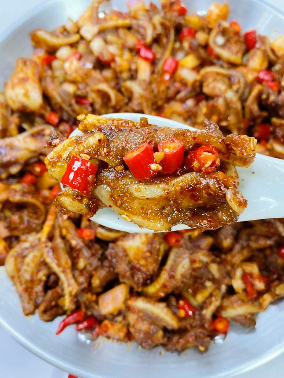 香辣孜然脆骨 一个人炫了一盘 秒杀路边摊  食材: 脆骨|洋葱|葱,姜,蒜