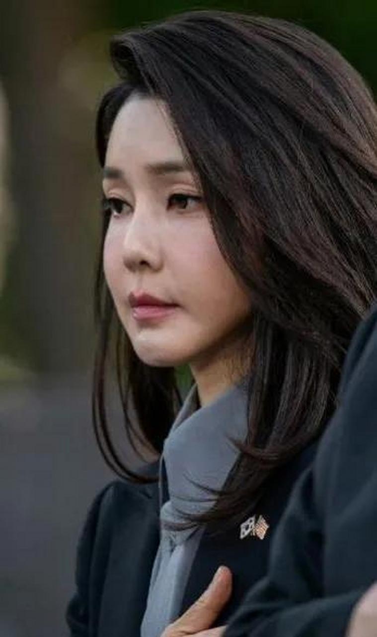 金建希在访美期间花费了不少心思来打扮自己,但仍