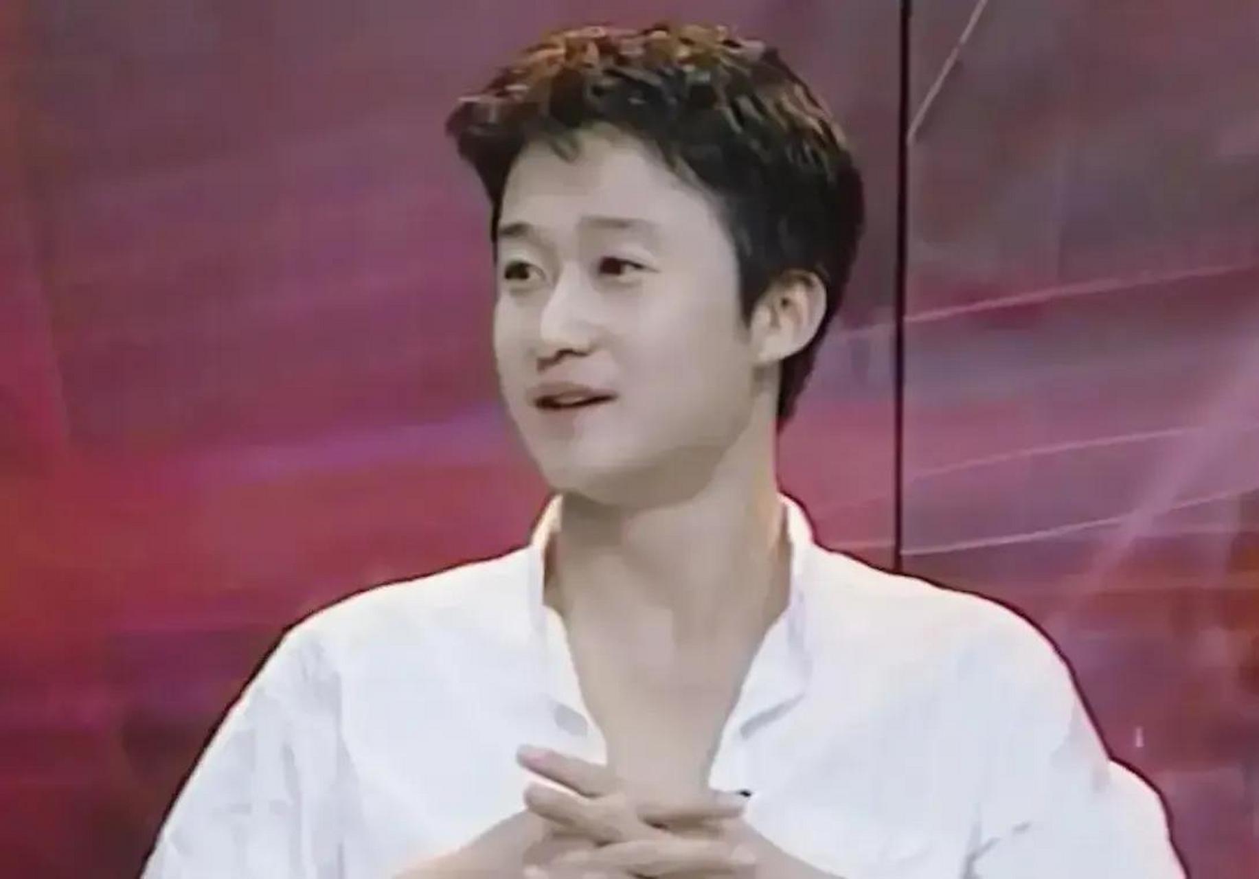 年轻时的吴京皮肤白皙细嫩,五官精致,是个妥妥的小鲜肉.