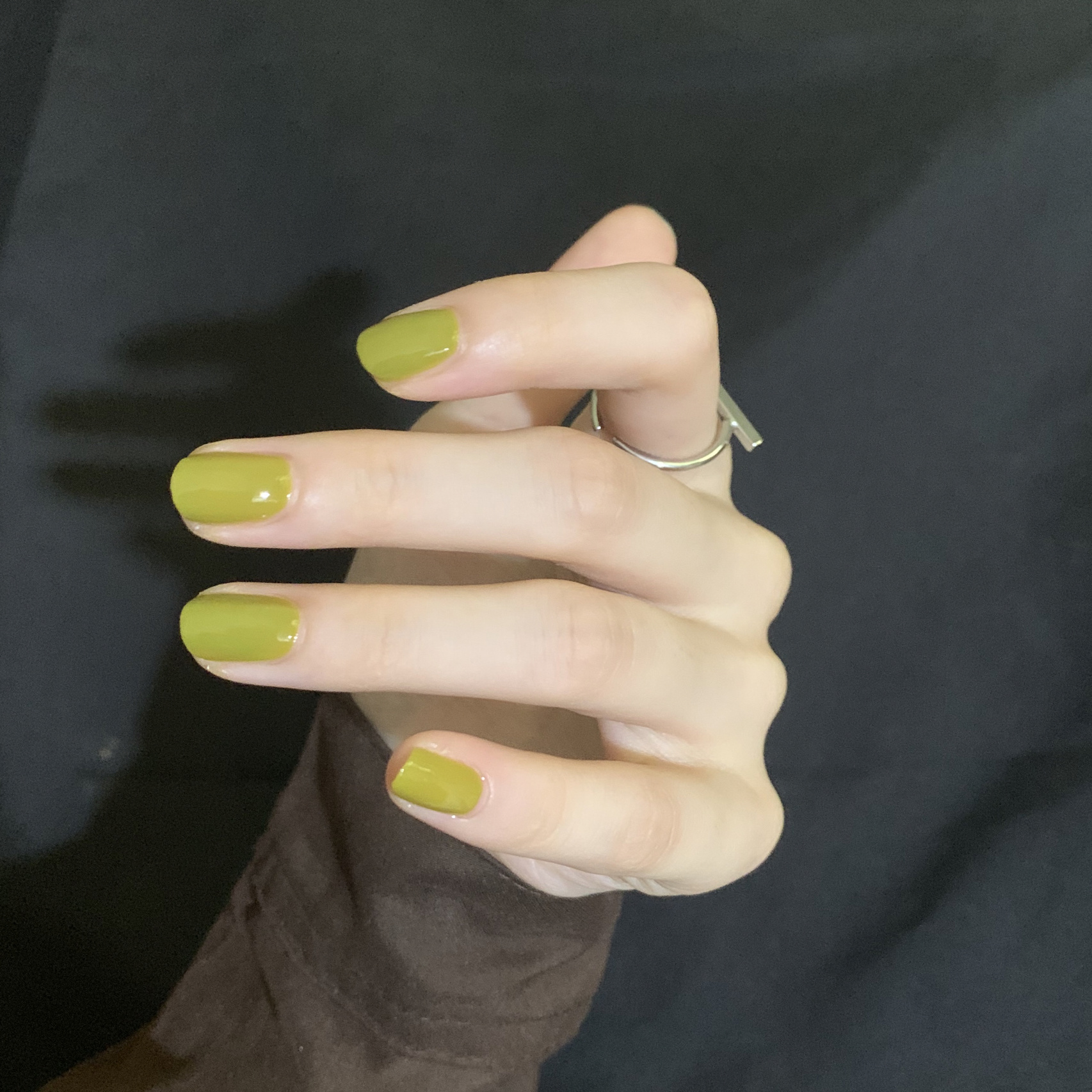 清醒时髦的芥末绿 带一点点的黄色调 低调不暗沉,好看养眼 这样的美甲