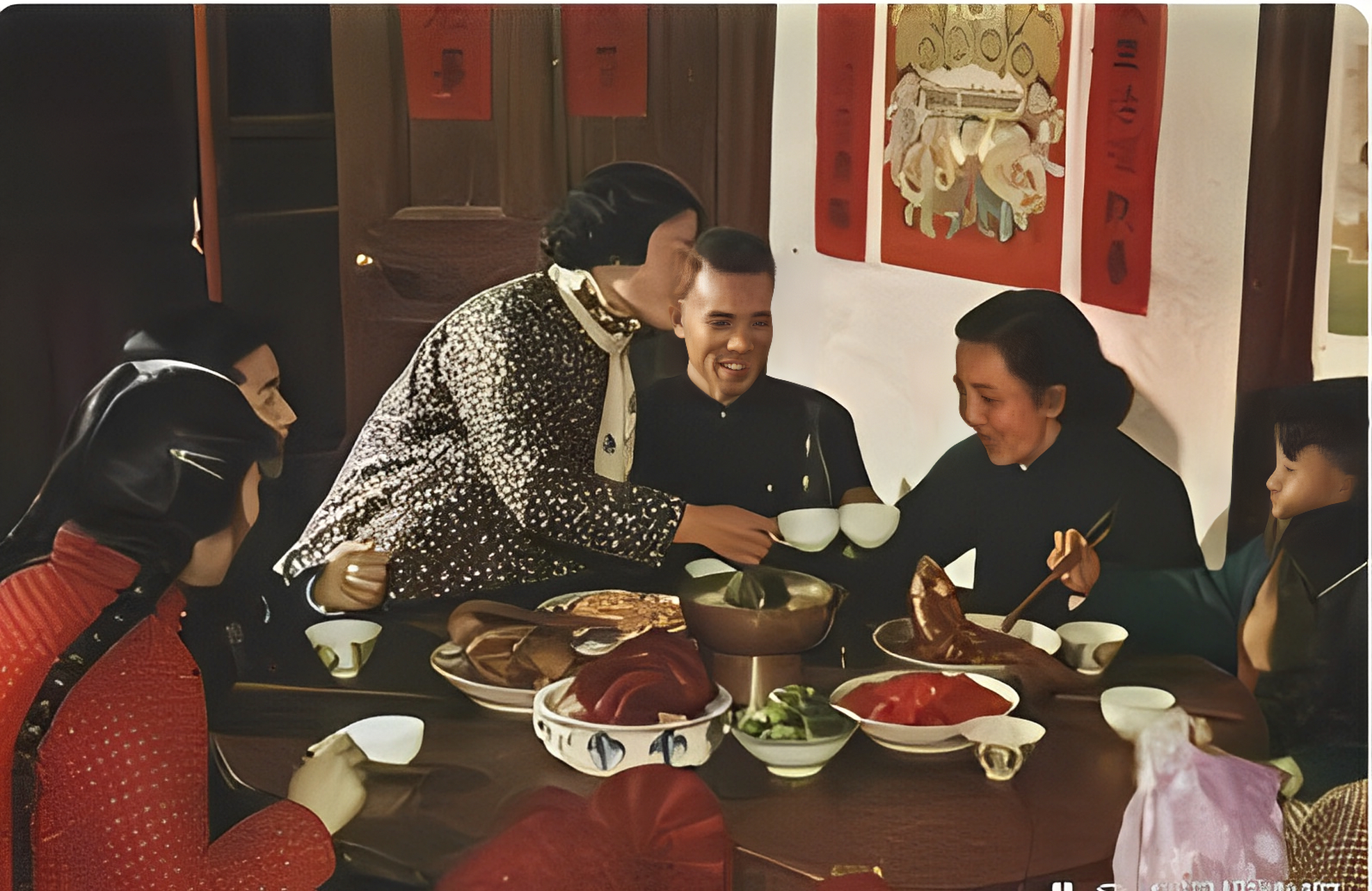 照片是上世纪80年代一个普通家庭吃年夜饭的画面!