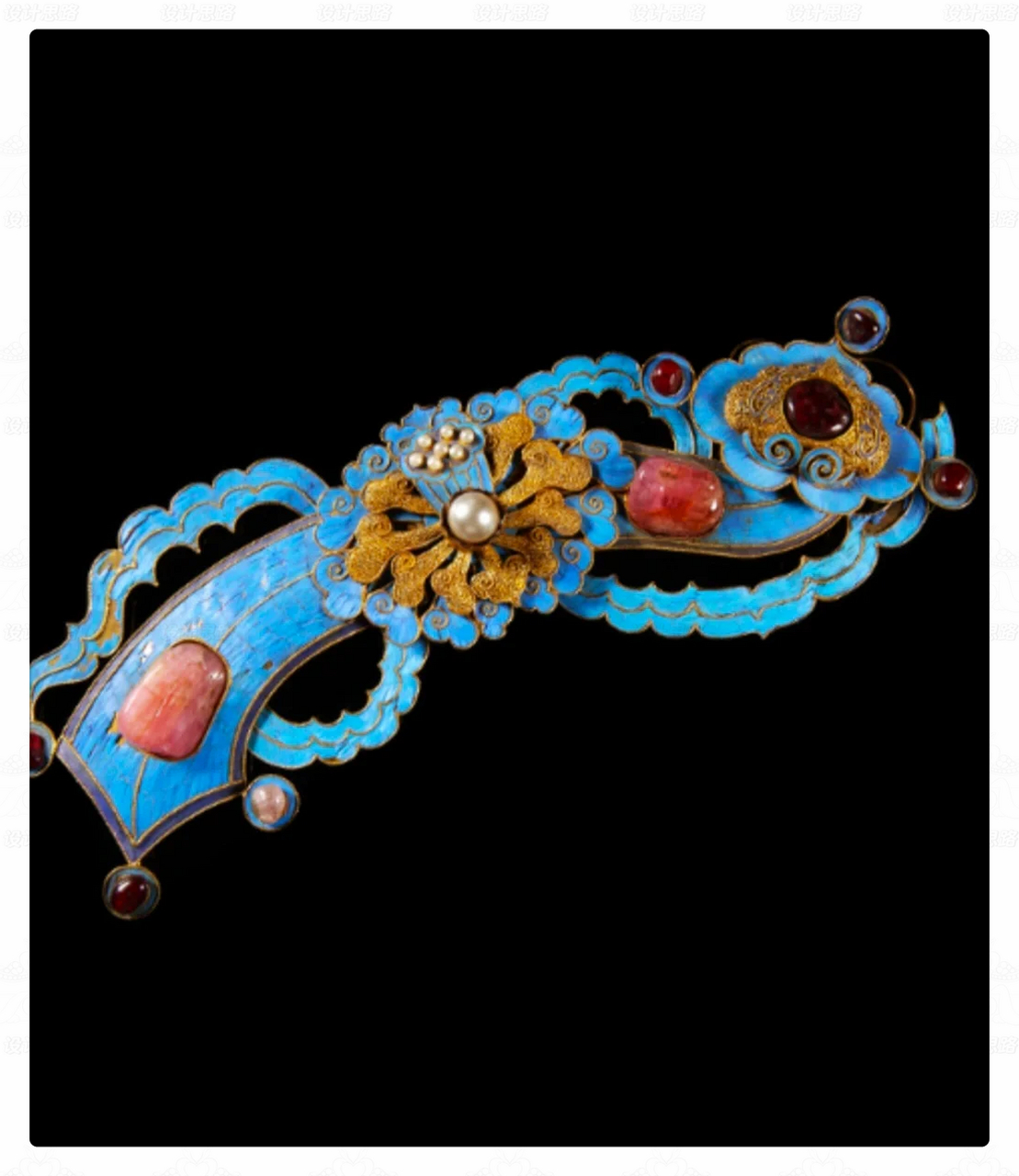 点翠宝石花丝发簪  这只发簪印证着盛世华章,展现出的美轮美奂的宝石