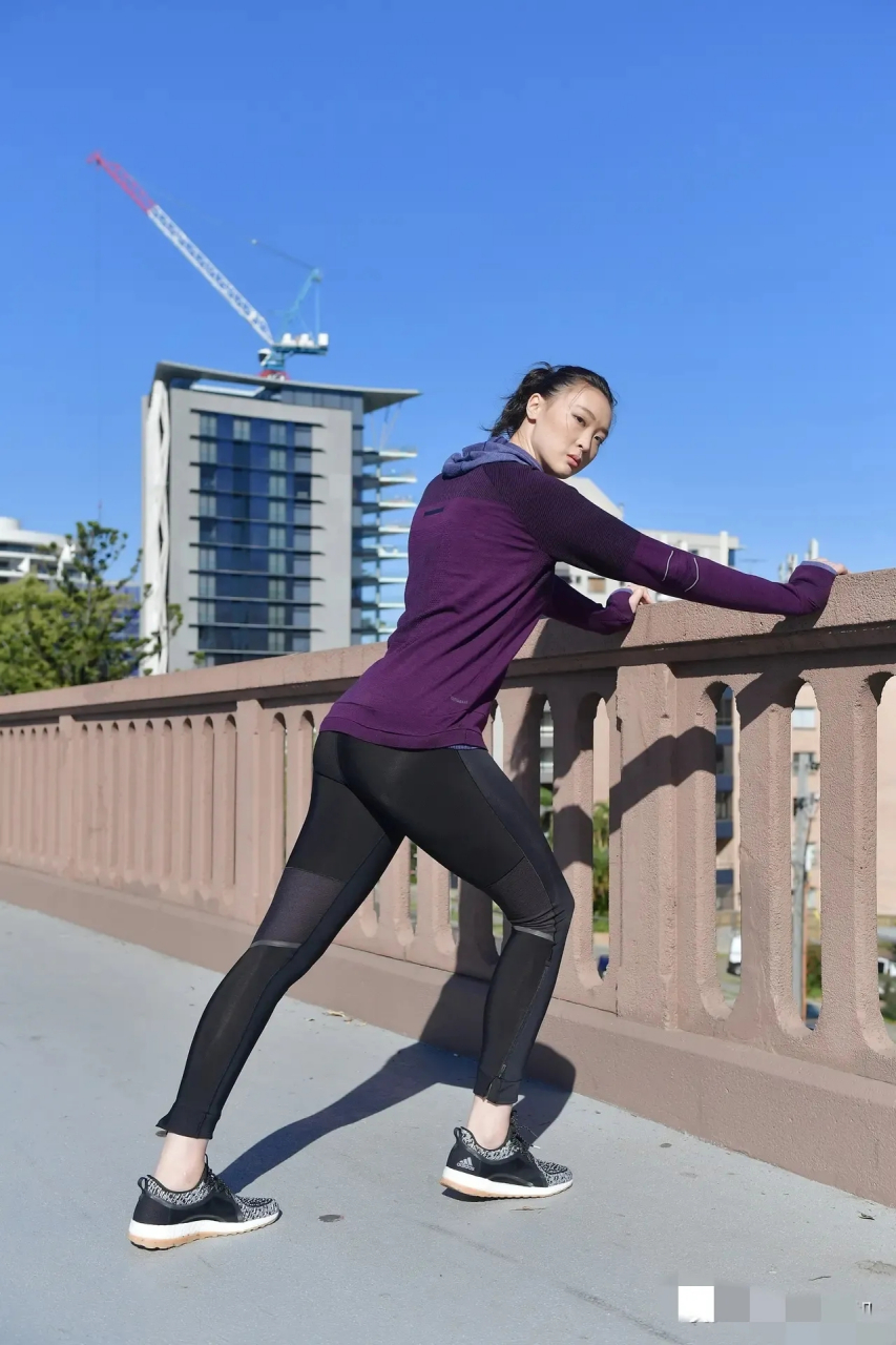 国家前女排队队长惠若琪分享了一组照片,照片中惠若琪素颜出镜,穿着