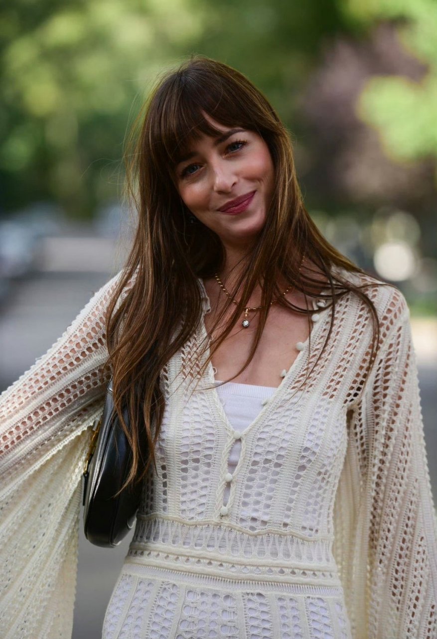 达妹dakotajohnson 近日两组穿搭|一贯的慵懒而松弛,自带迷人氛围感