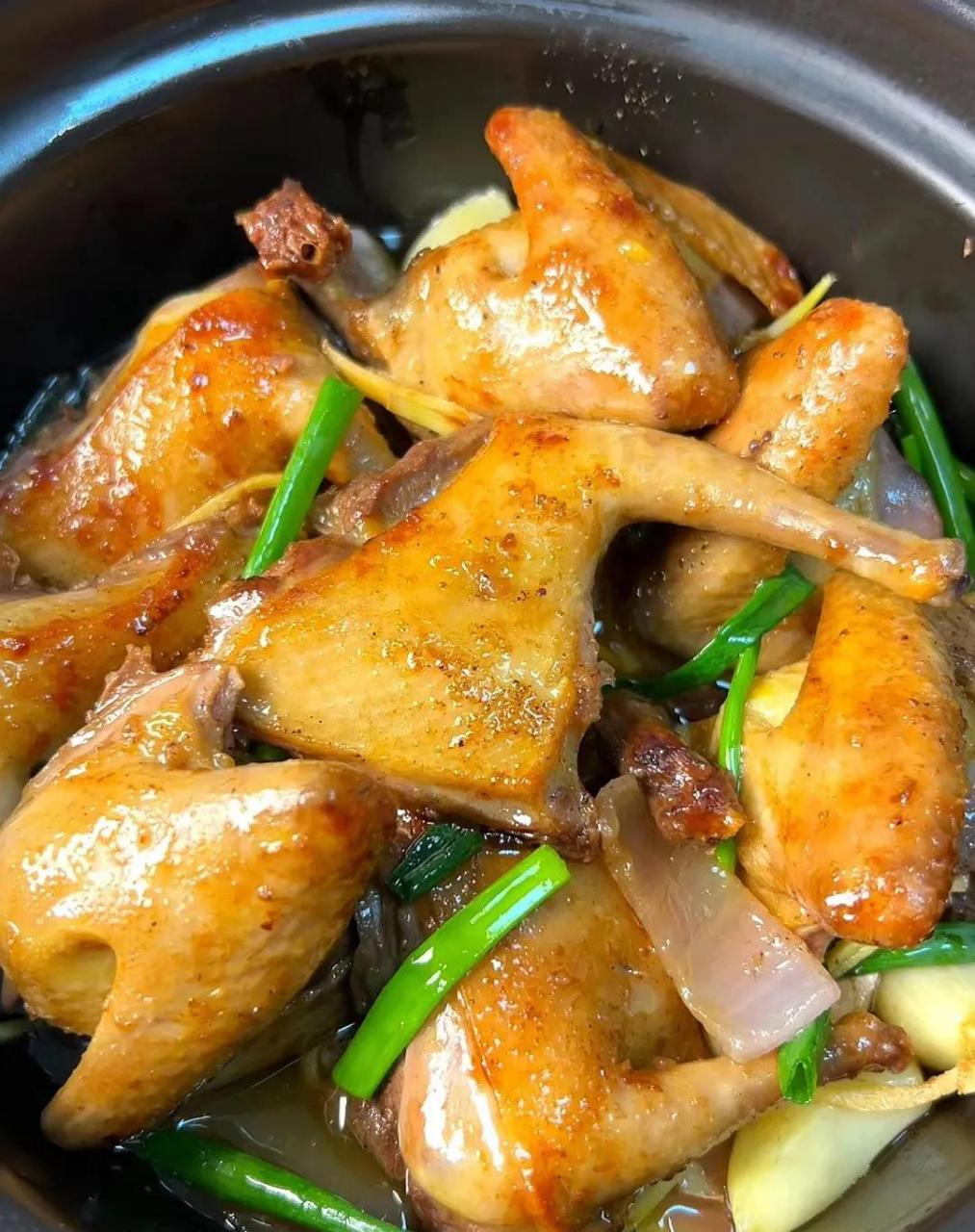 砂锅乳鸽色泽金黄油亮,像披着闪闪发光的金色外衣,一股浓郁的鲜香