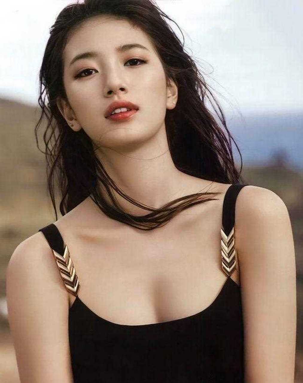 穿上黑色吊带裙的秀智,气质真是出众啊,是在人群里第一眼就能看到的