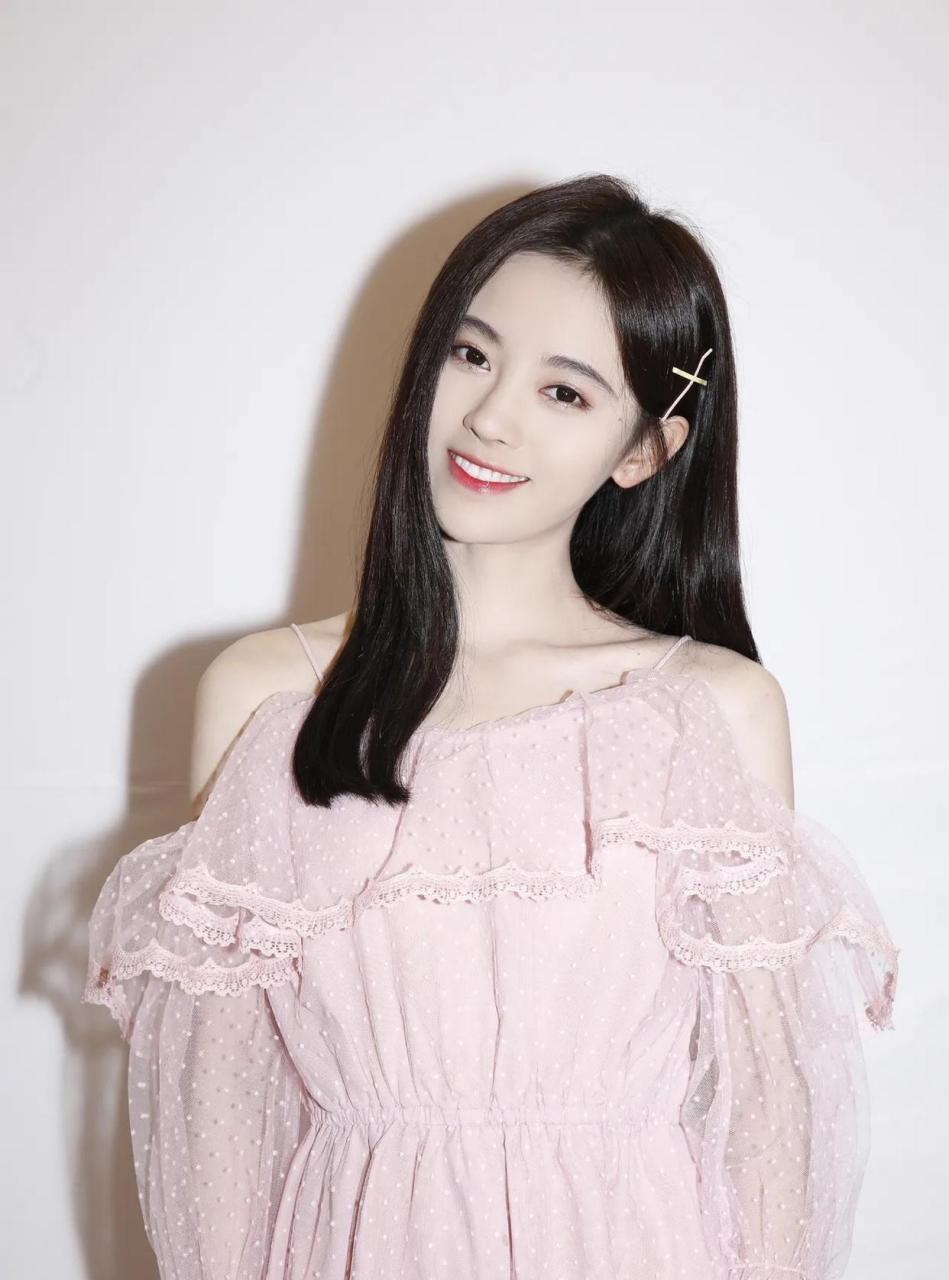 鞠婧祎,一身抹胸裙子,带上甜甜的微笑,唯美浪漫仙气十足!