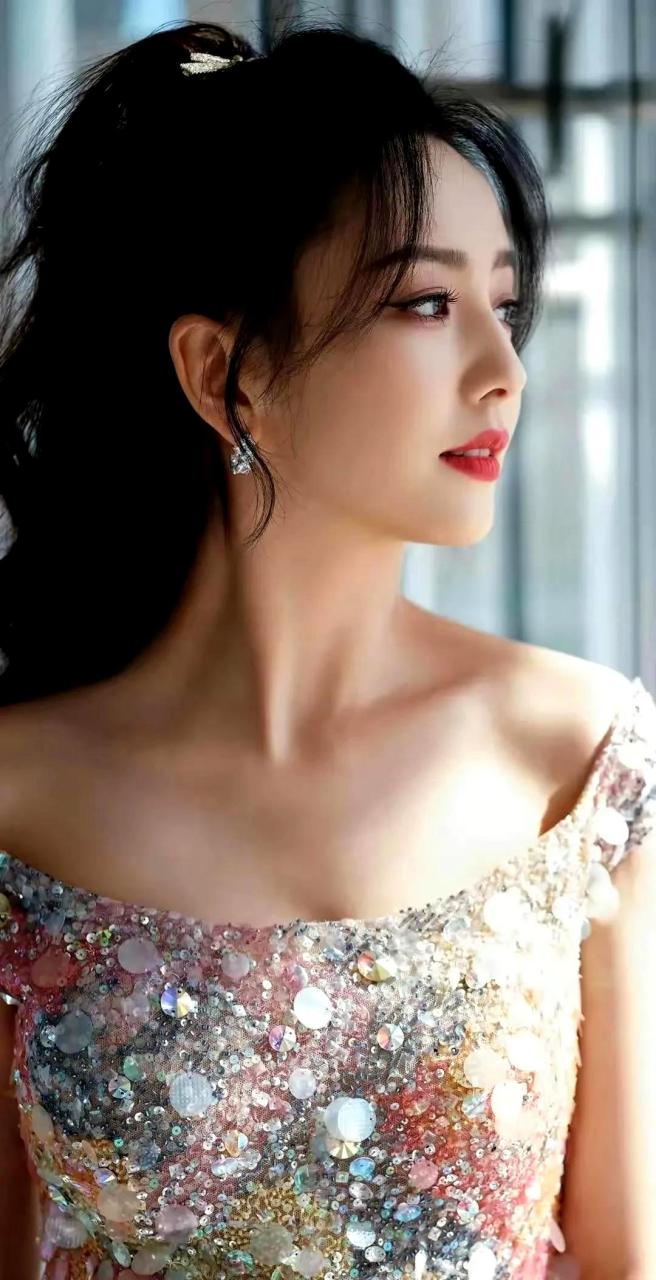 她的美貌和气质让人无法抗拒,每一张照片都散发着迷人的光芒.