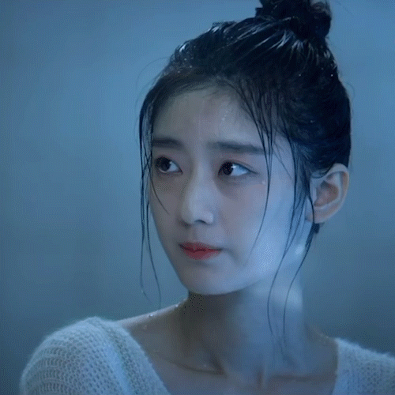 在《创造101》第二次公演舞台中,戚砚笛突破常规,大胆挑战摇滚曲风