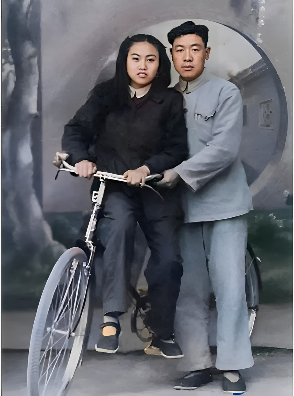 上世纪60年代,一对新婚夫妇的珍贵照片,两个人骑着自行车,车不是他们