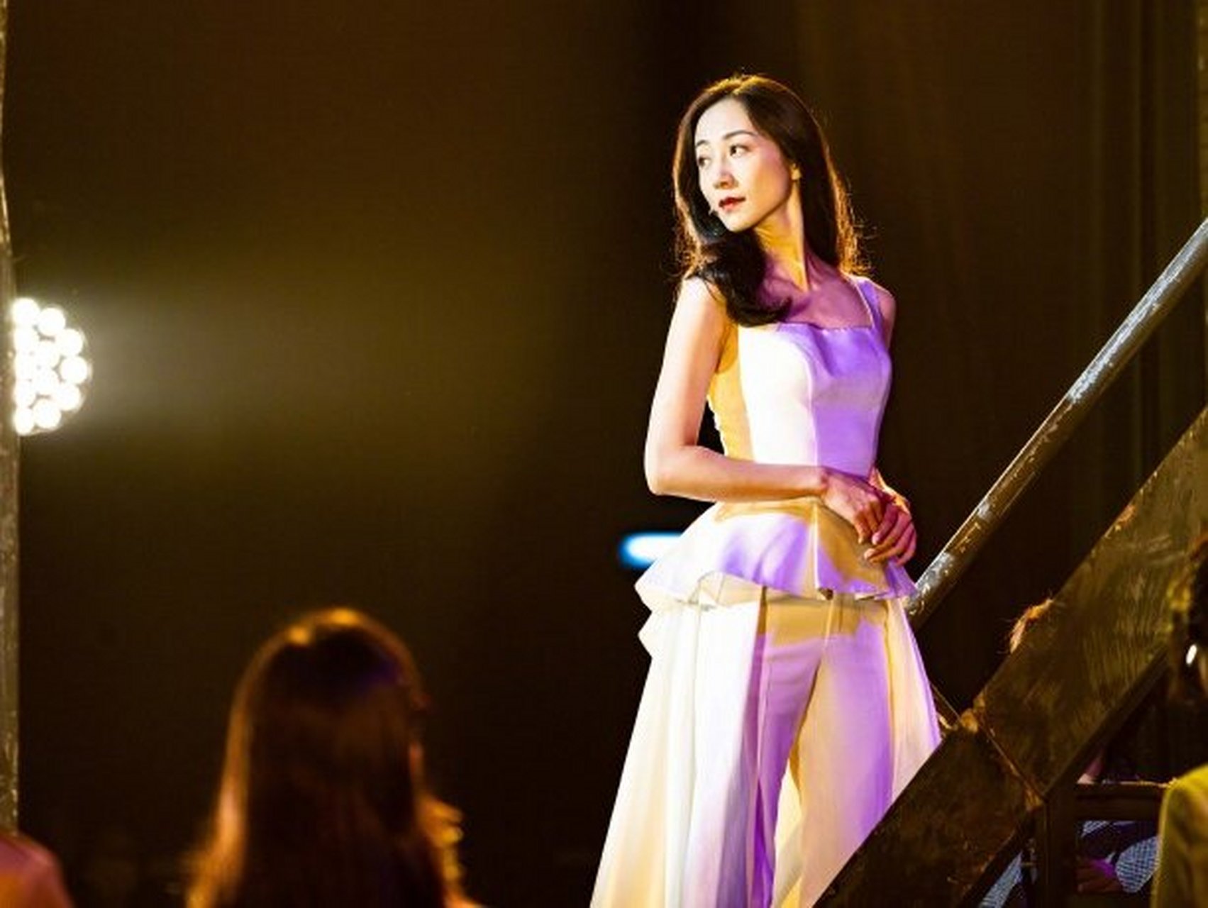 韩雪#白夜行音乐剧# 全国巡演第94场,是以白色为主的优雅穿搭~#韩雪