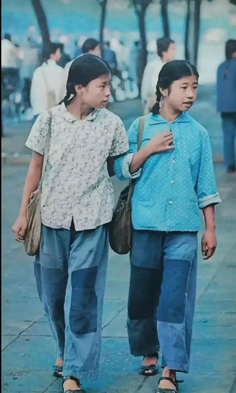 上世纪70年代,行走在杭州街头的两位女青年.
