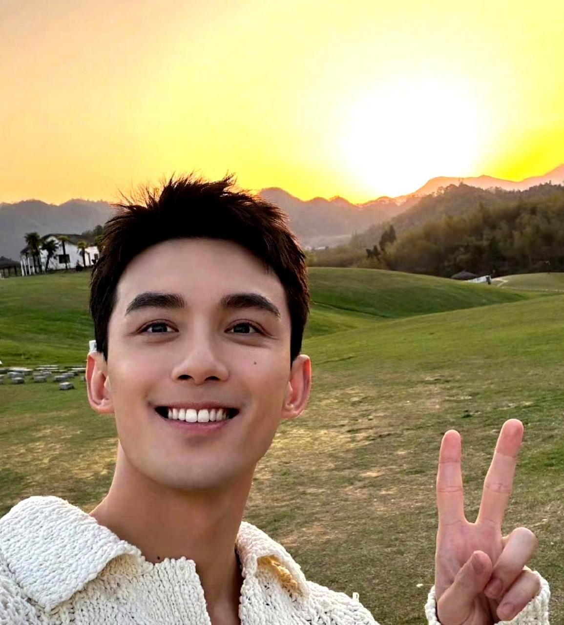 他笑起来阳光明媚,牙齿整齐洁白,细节精致,是个帅气有型的男生.