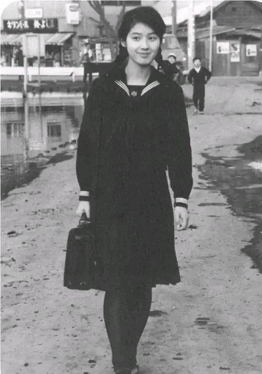 50年代初,日本东京街头,一位女高中生走在下班的路上!