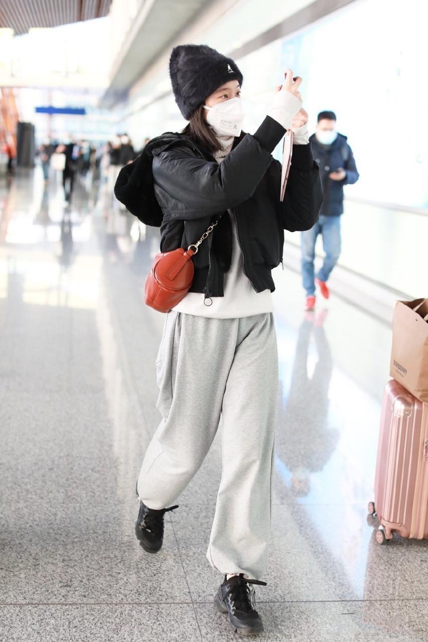 张雪迎私服,以基础的黑白灰为主色调进行搭配,简洁明了,属于真正意义