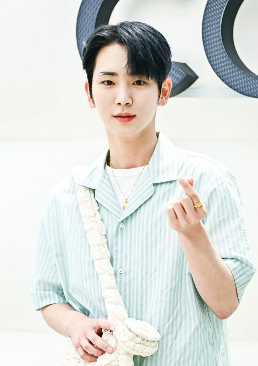 他和泰民在油管节目中对一同出演的珉豪开玩笑称"哥打完高尔夫后