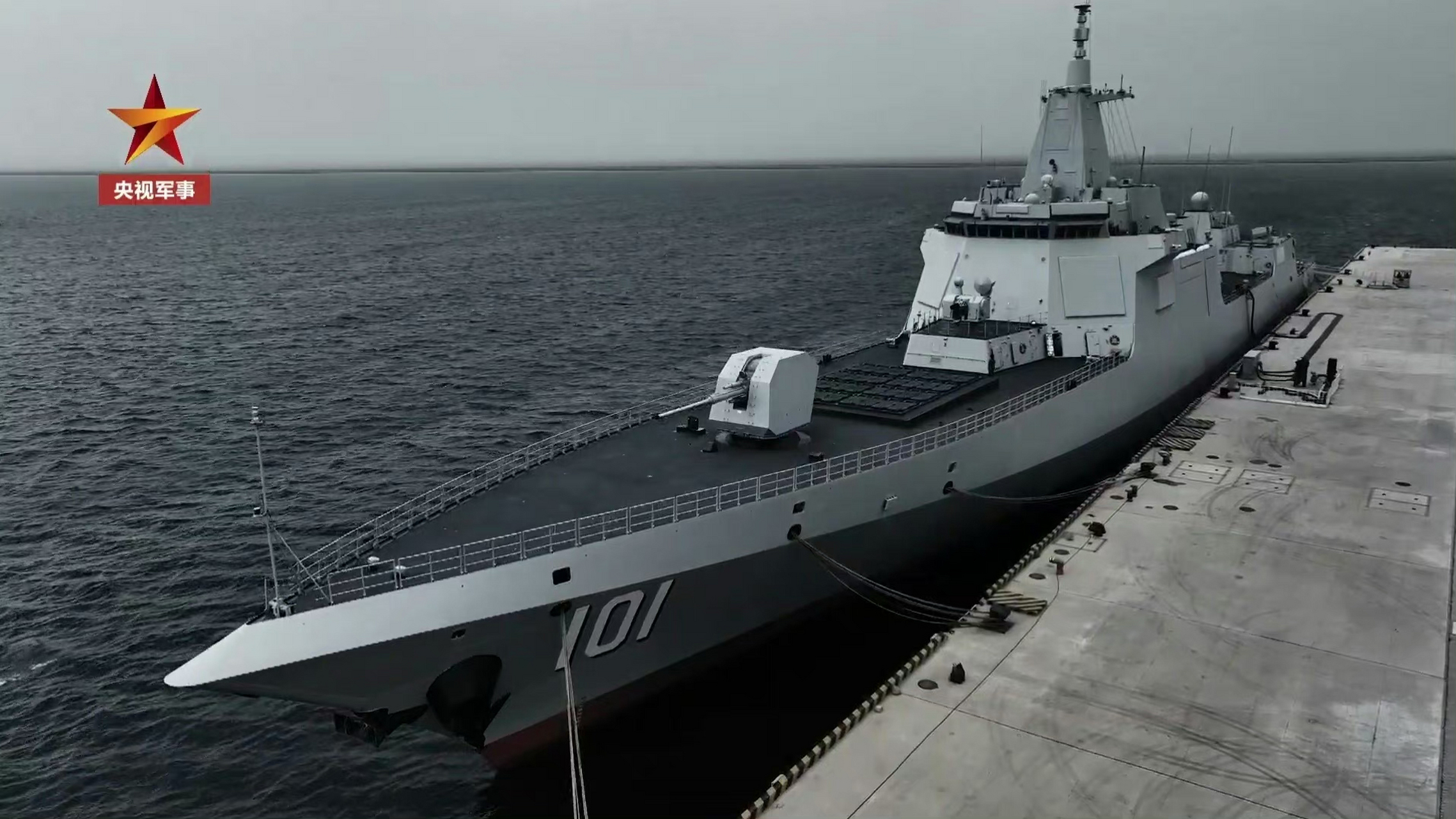 我国海军055型大型导弹驱逐舰首舰南昌舰,今天《央视军事》这一组镜头