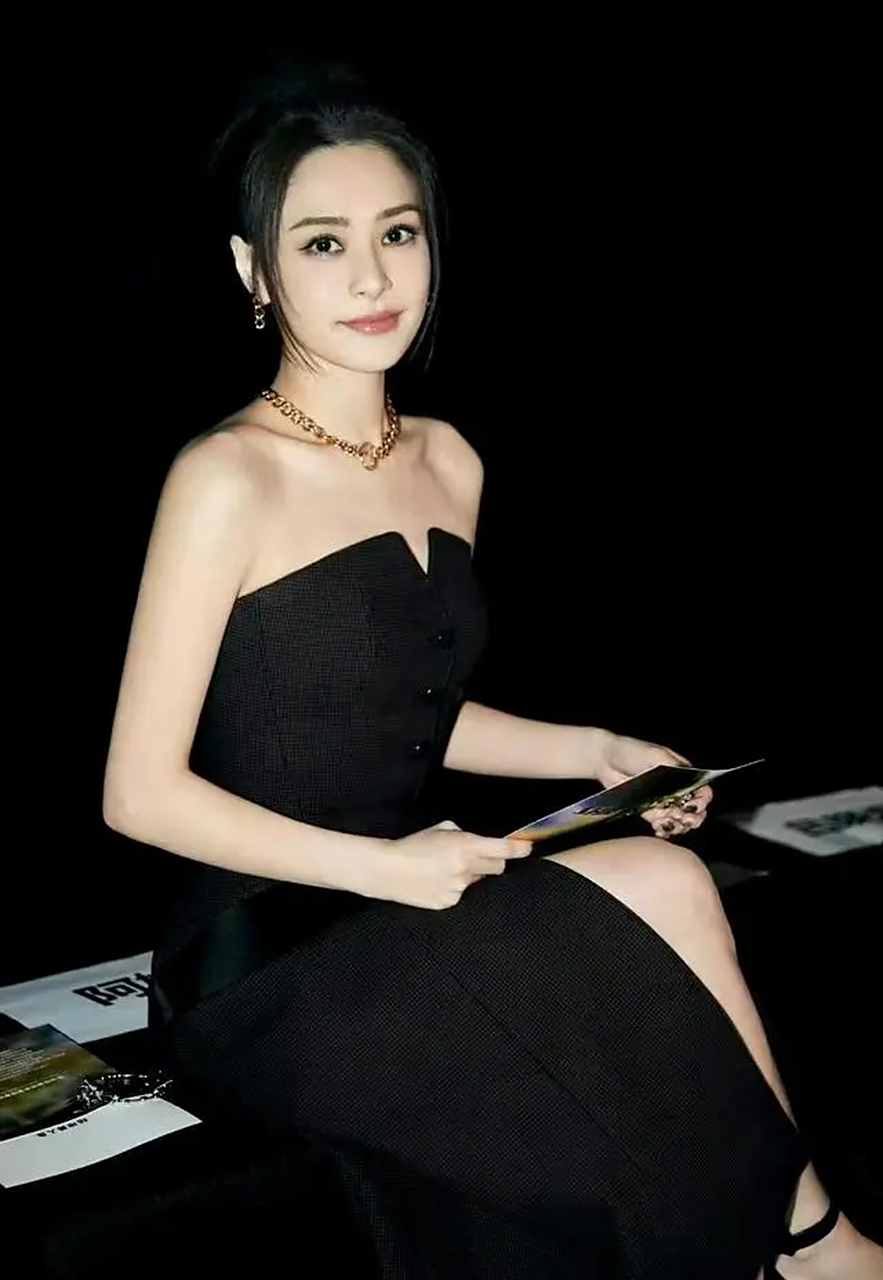阿娇上海时装周看秀,穿一条黑色抹胸裙,简约优雅又大方!