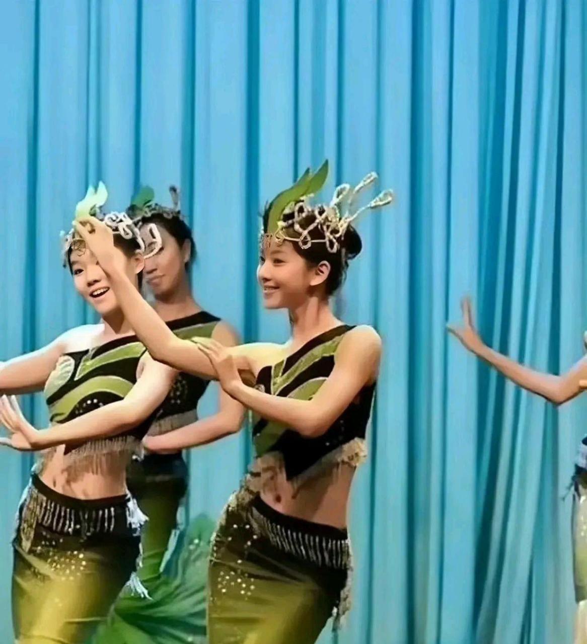 昔日奶茶妹妹章泽天在清华大学上学时,表演舞蹈节目时的照片.