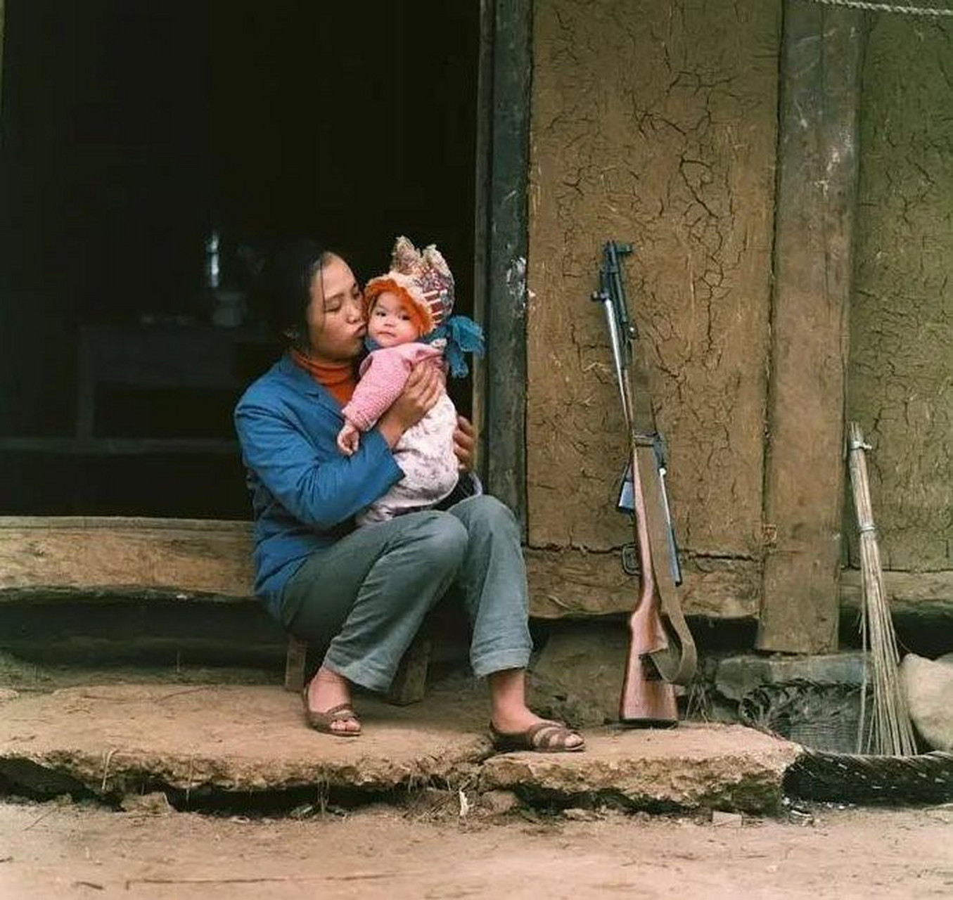 农村女人抱孩子图片