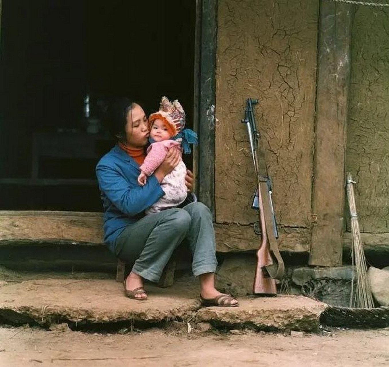 农村妈妈抱孩子的照片图片