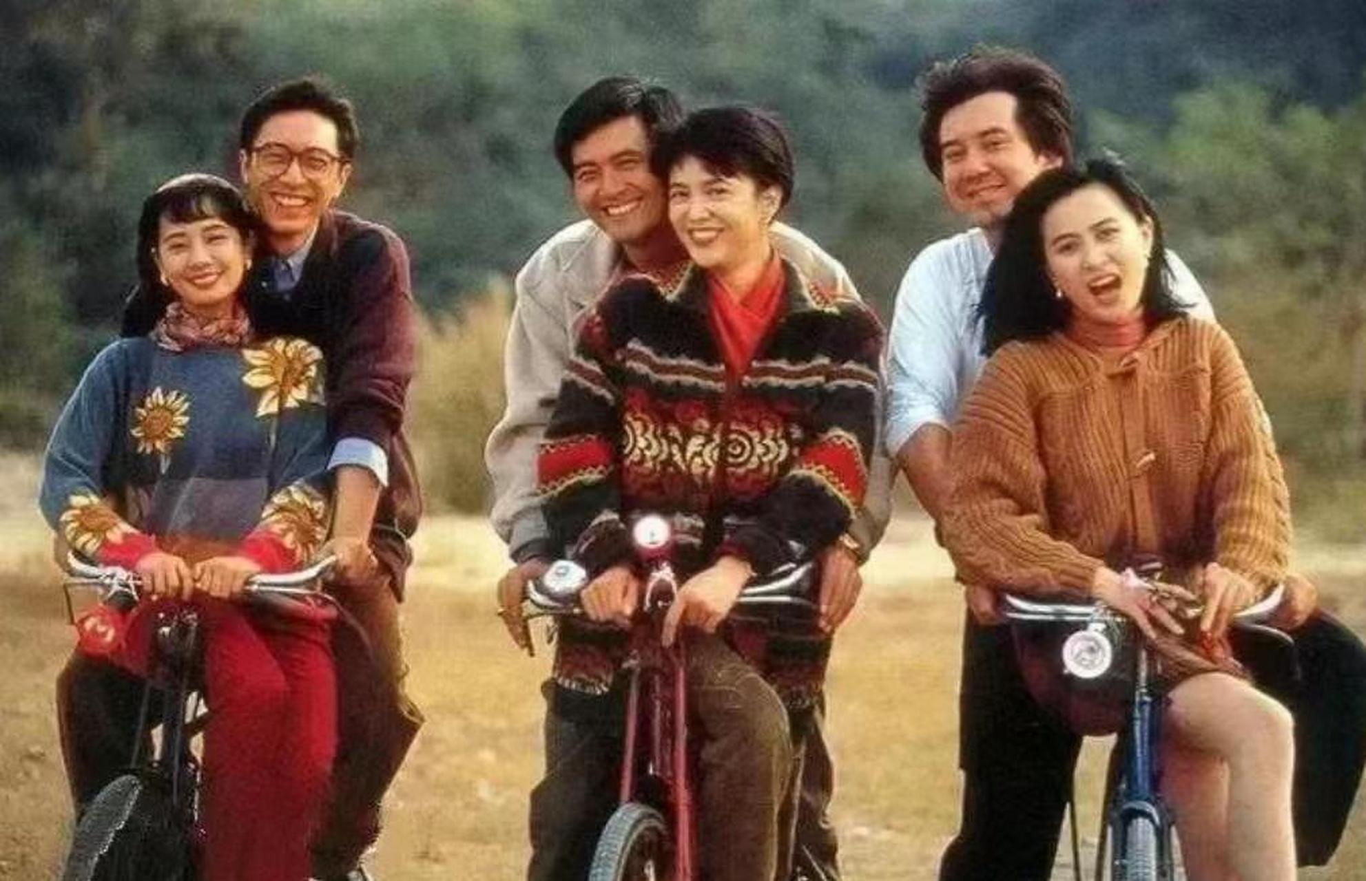 一个80年代的香港明星情侣合照,他们的笑容中透露着无尽的幸福!