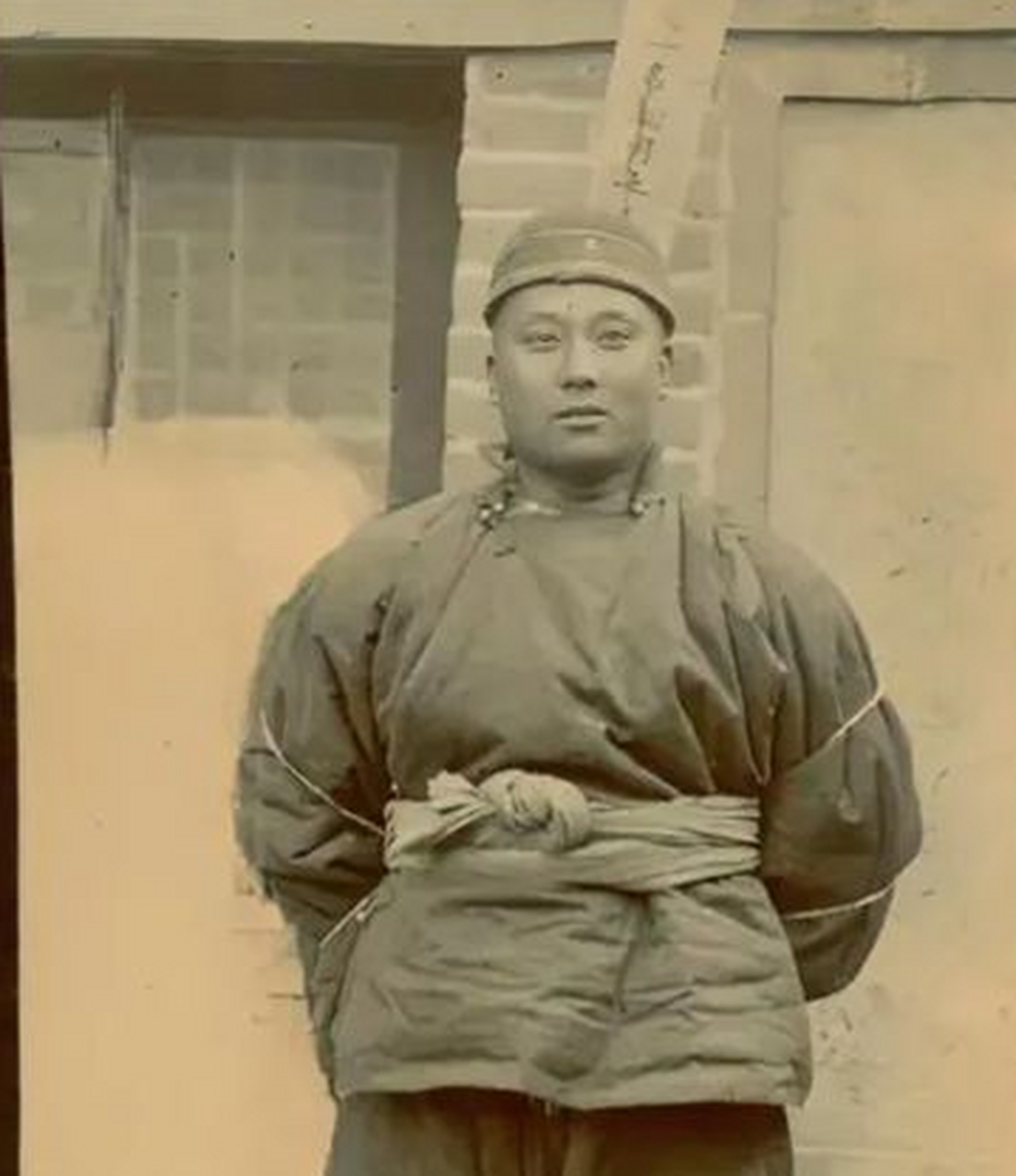 1907年,锦西土匪周恩波在他被砍头之前拍下了一张留影.