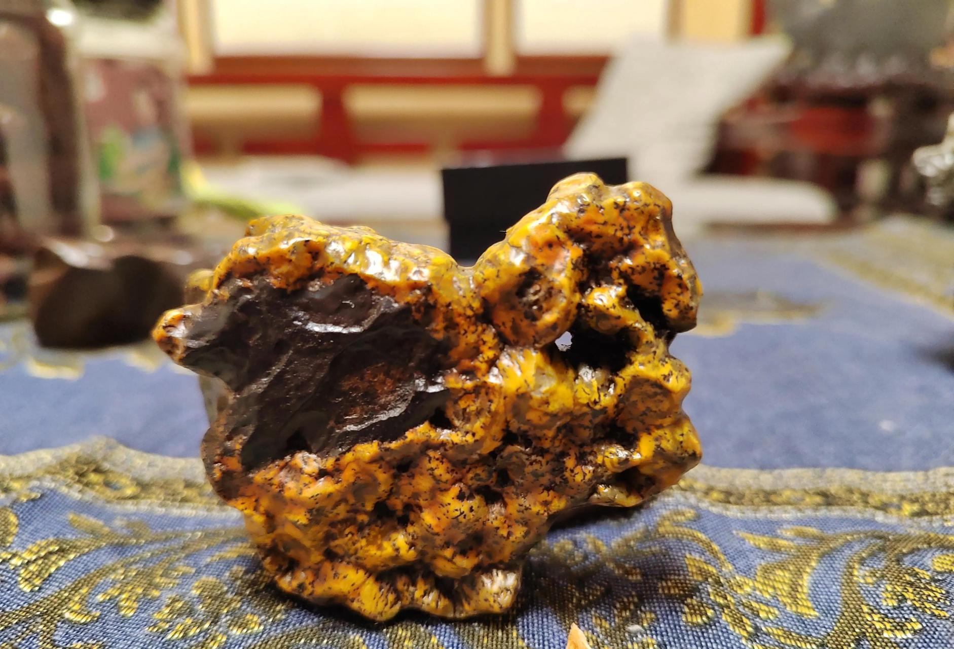 一块儿阿拉善的戈壁黄碧玉,从造型上立起来看,像个猫头鹰,横着摆像个