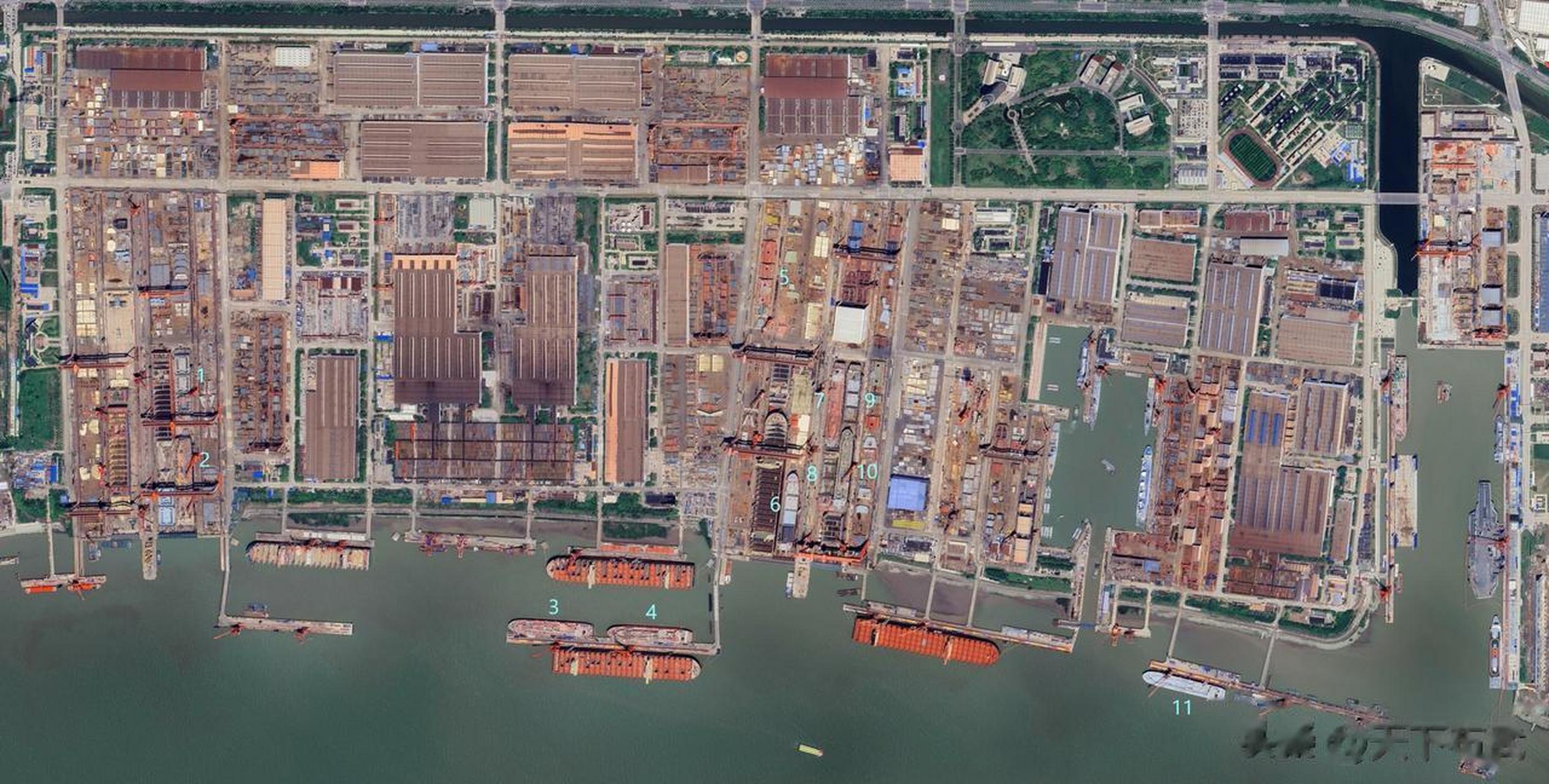 外推发布的江南造船厂最新卫星图像,显示该造船厂在建造003航母"福建