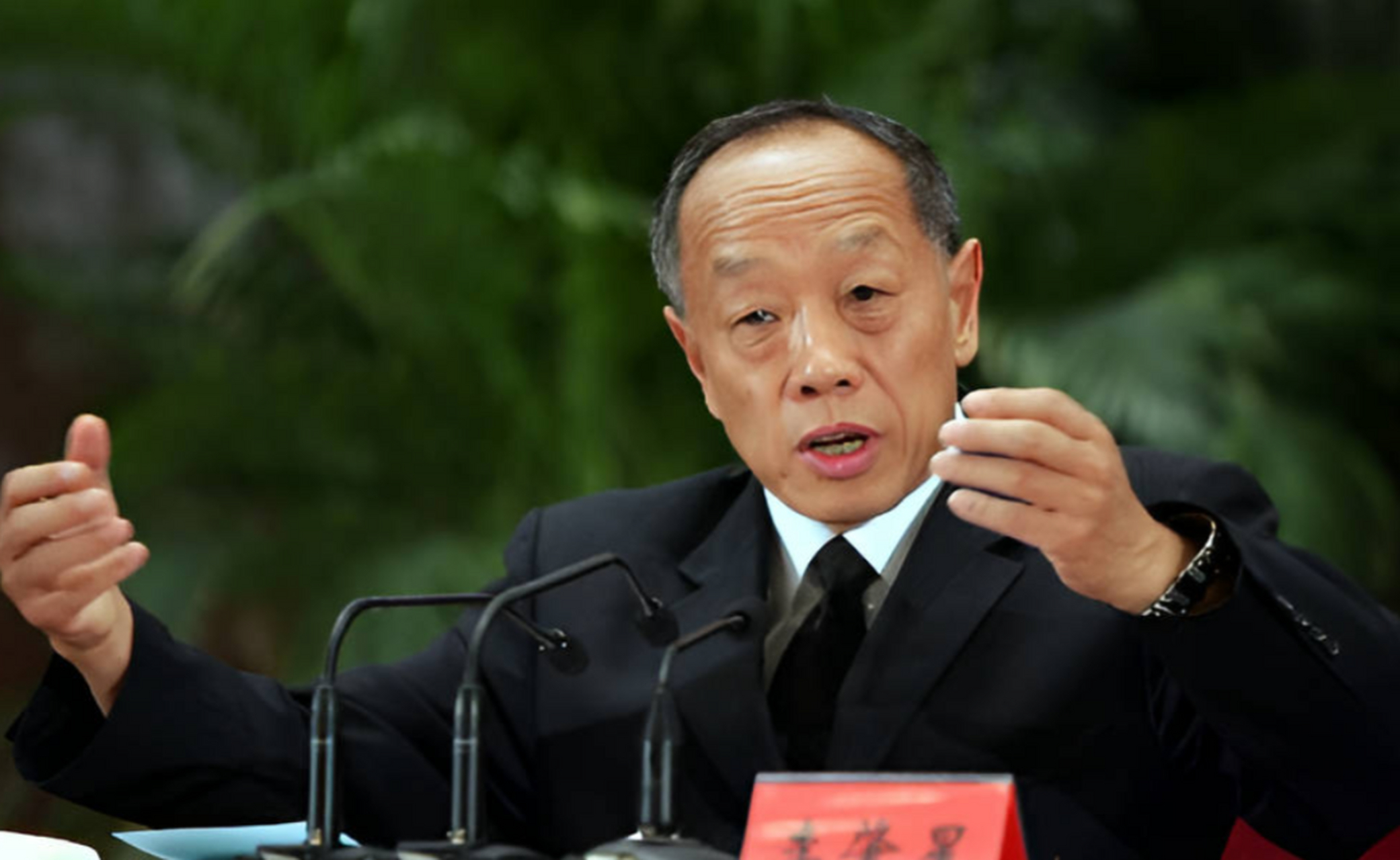 有一次,时任驻美大使李肇星在美国大学演讲时,一老太太生气质问:"你们