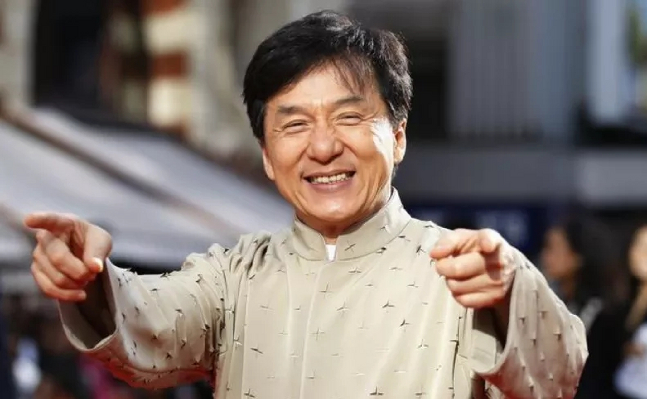 成龙当年做龙虎武师时,从高楼上跳下来,一帮配音演员指着他的鼻子骂:"