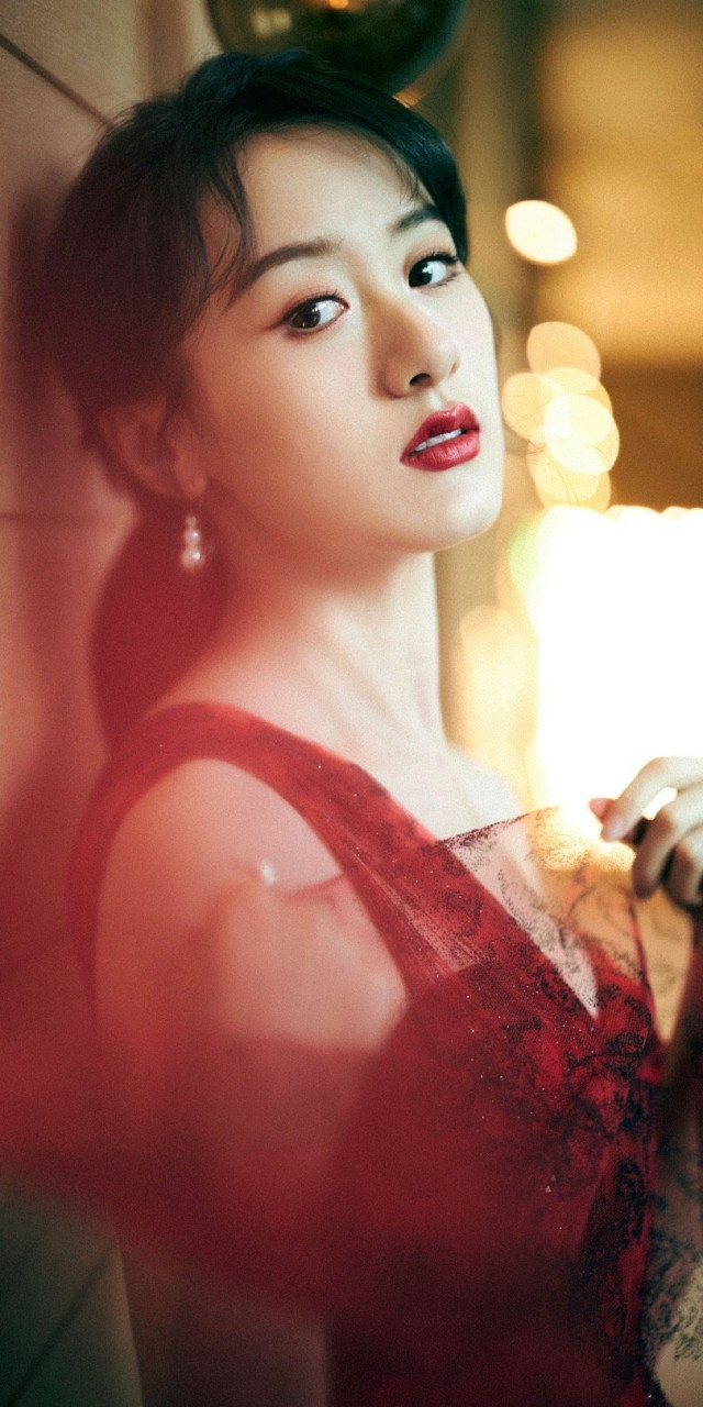 明眸红唇,一抹红色纱裙,回眸间千媚百态,尽显轻盈婀娜姿态.#袁冰妍