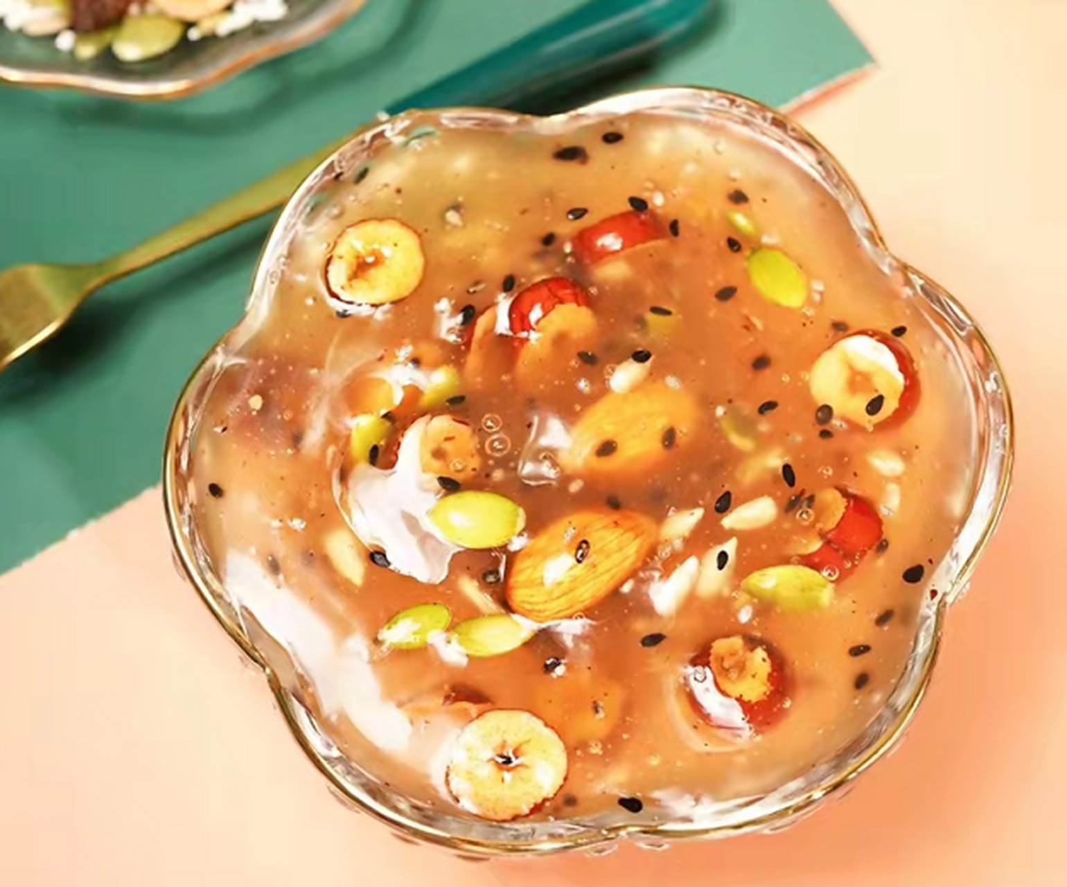 奇亚籽坚果藕粉羹 我身边有很多朋友,都在食用这款坚果藕粉羹,它里面