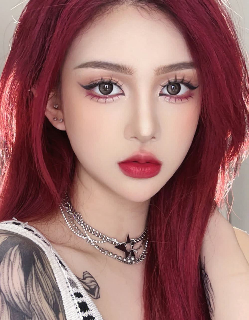 黑红眼线配眼妆?