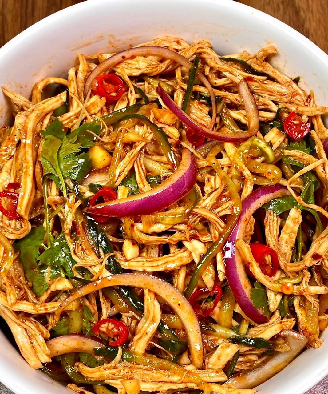 这道低脂手撕鸡胸肉凉拌菜,香辣爽口,不仅好吃还能帮助减脂!