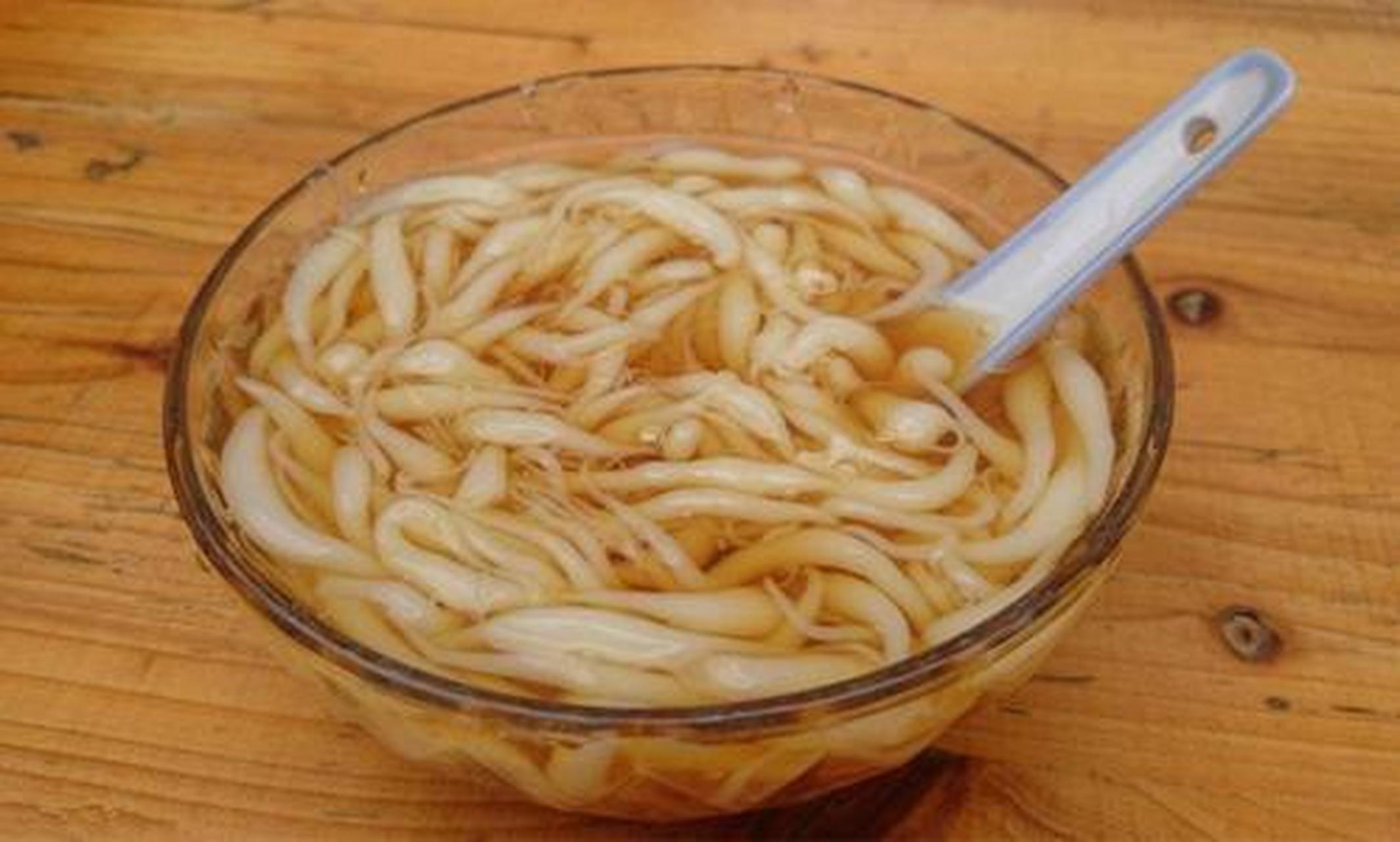 夏日里,在重庆街边随处可见售卖凉虾的小摊子,一般都是5-10元一碗.