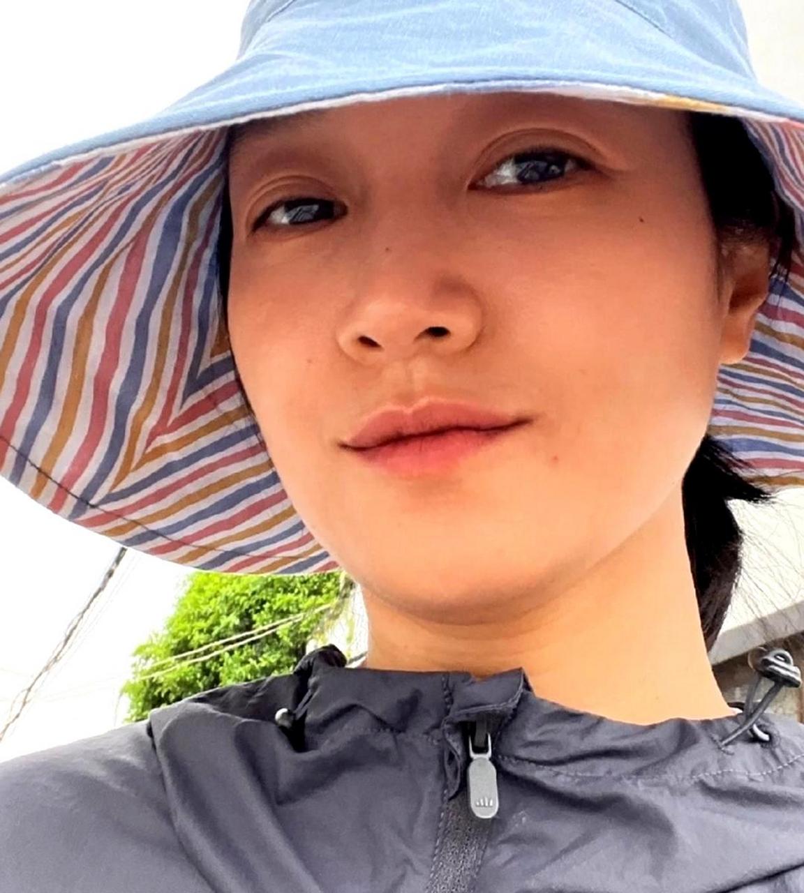 朱丹晒出素颜照,显现出年龄增长的迹象,双眼皮变得更宽,皮肤也松弛了