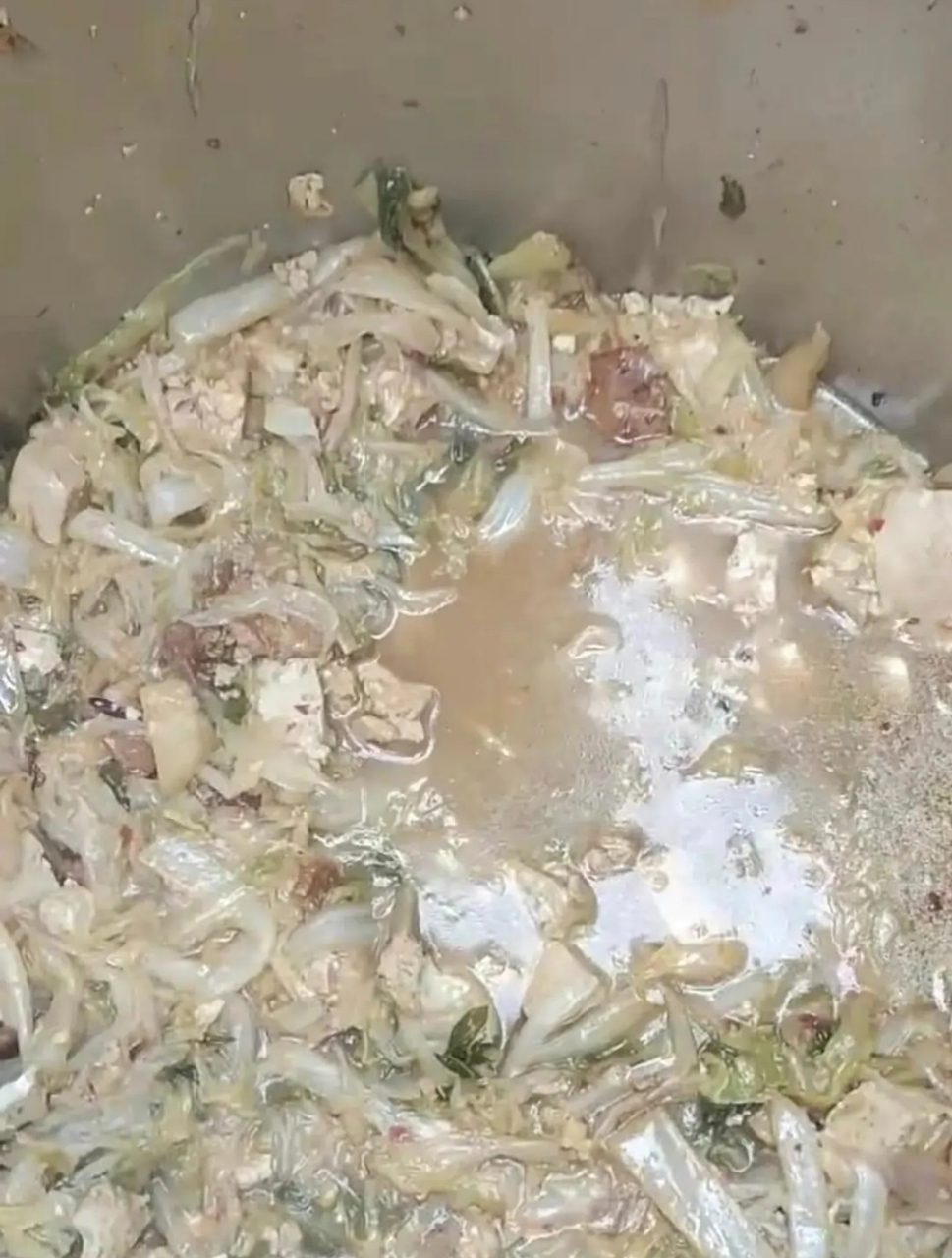 这就是我们工地的伙食,干的比牛累,吃的比猪差