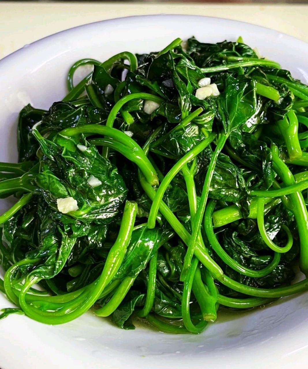 网友: 蒜蓉番薯叶,今天来点不一样的美味,绿色无公害,补充每天维生素