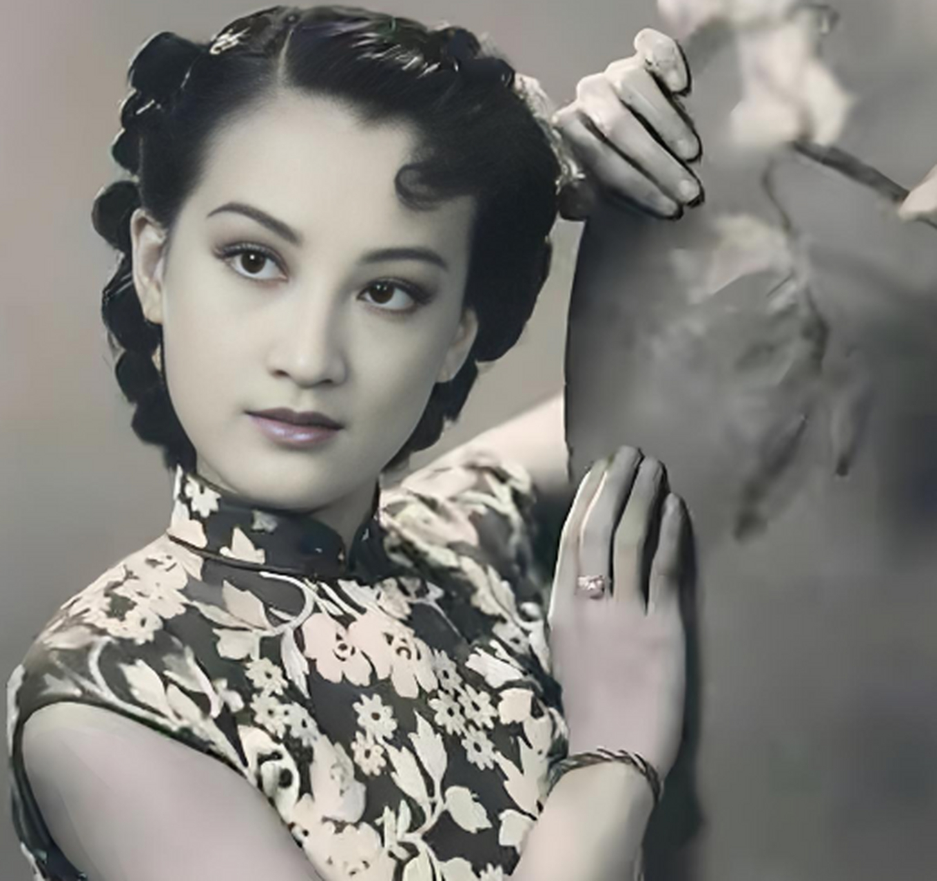 她的名字叫严仁美,民国最后的名媛,上海山最著名的美