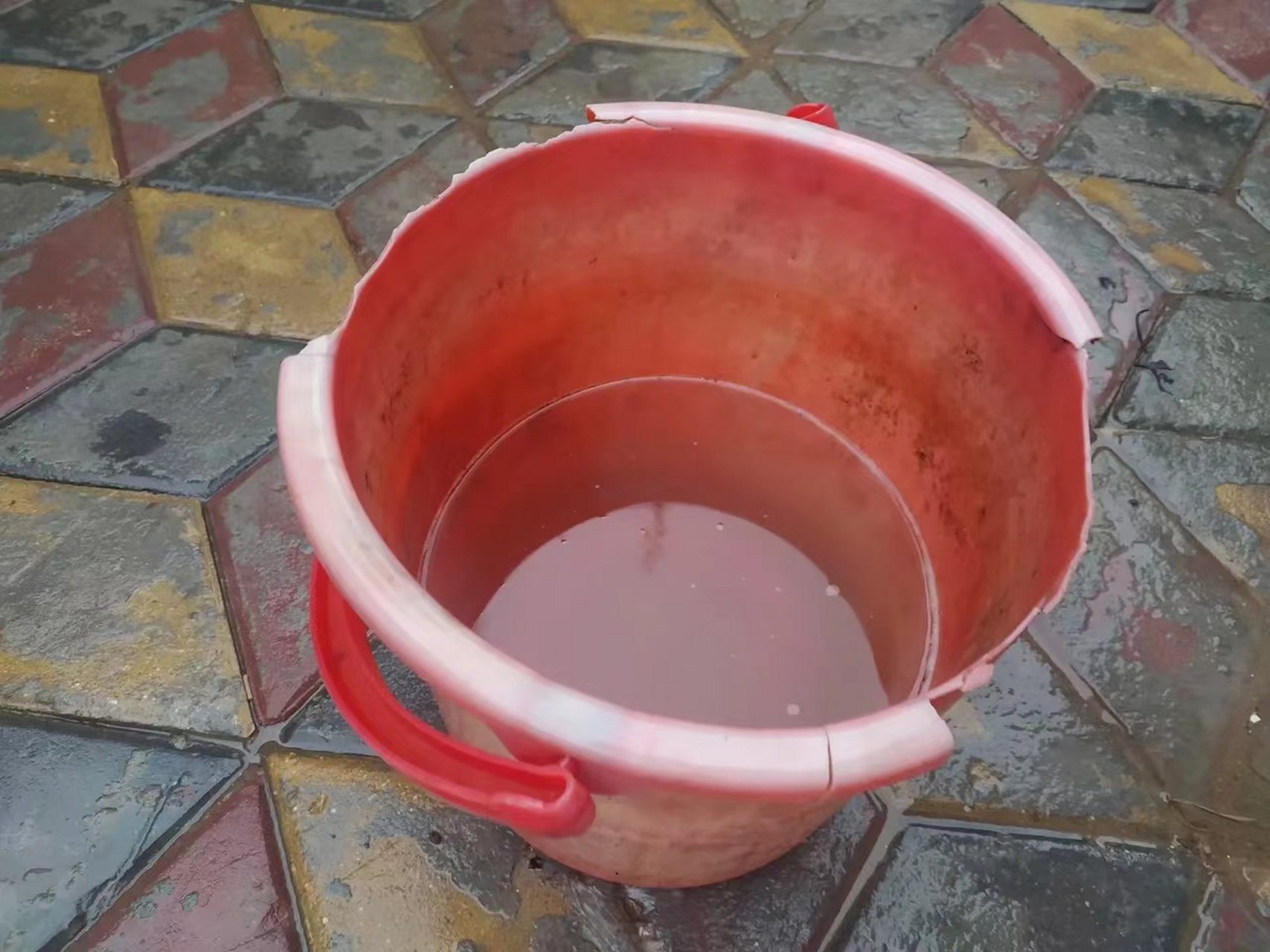 河北下雨大不大,水桶来说话 一夜之间水半桶,雨若还下再不停, 水漫