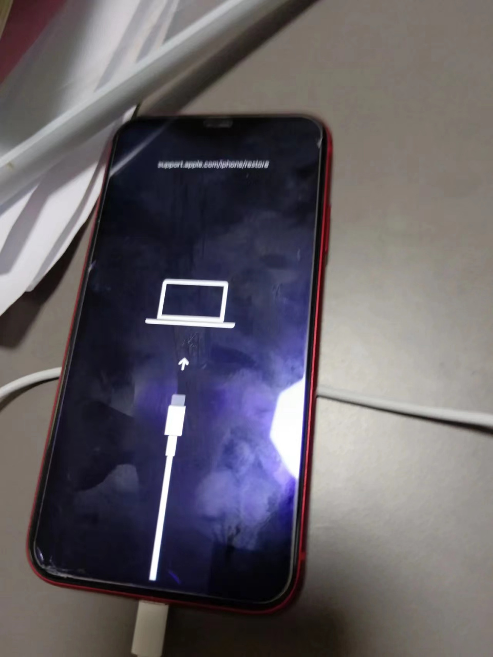 苹果手机真的不怎么样,内存满了就死机开不了机了,就像个砖头一样不能