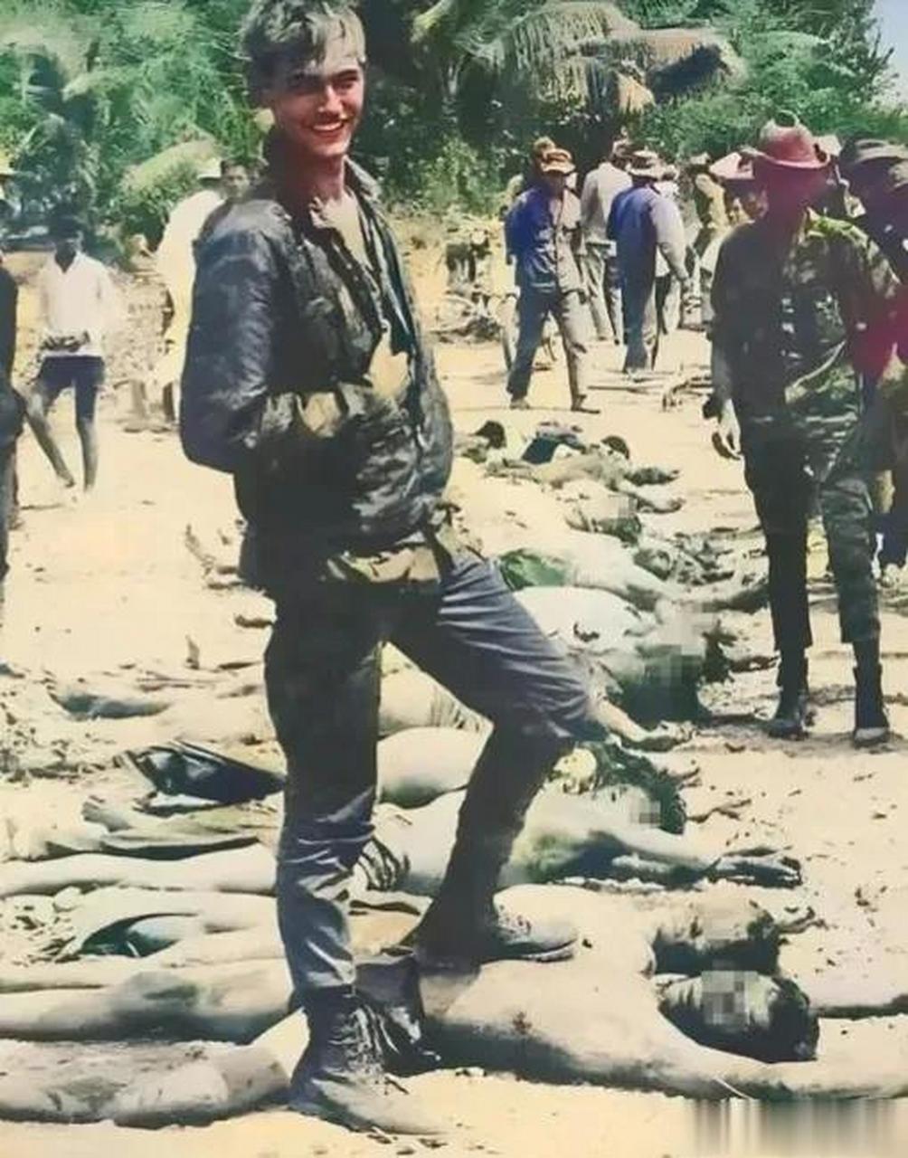 美军战士脚踩在被阵亡的北越士兵的尸体上这张照片是拍摄于越南战争