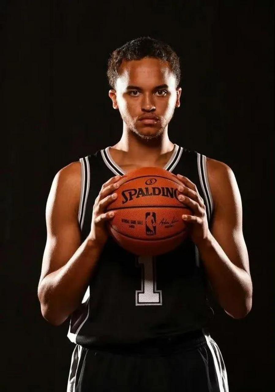 现年30岁的凯尔安德森,nba现役球员,最成熟的年纪,最实用的打法,若