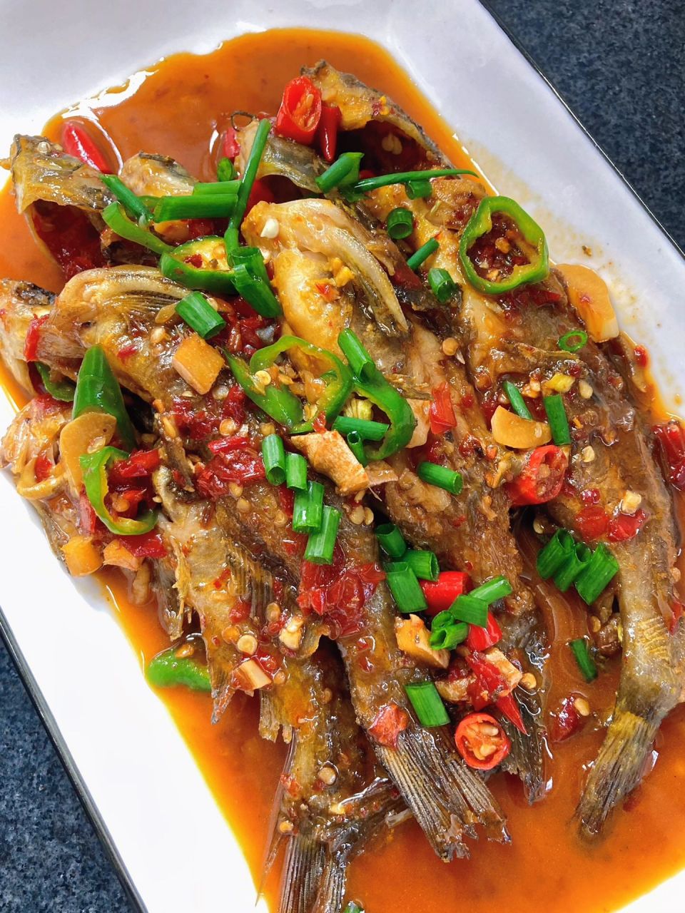 处理鱼的时候一定要注意不要被它扎伤哦  食材准备:新鲜黄丫头,青椒