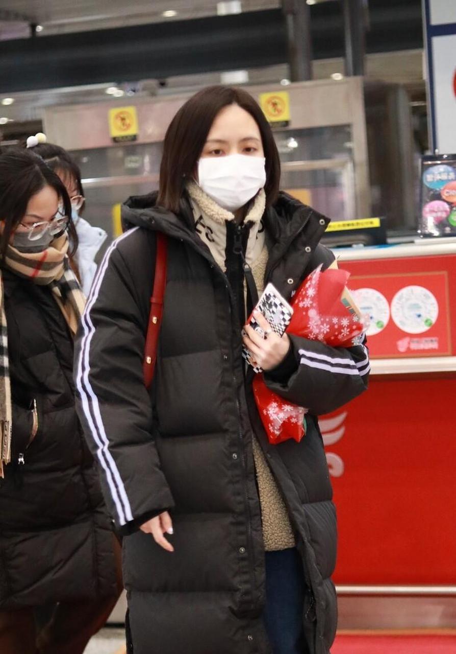 刘惜君机场街拍 黑色长款羽绒服 卡其色羊羔绒拉链外套 牛仔裤保暖随