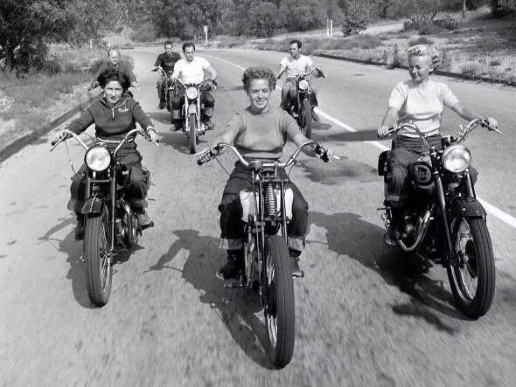 老照片女摩托车手,潇洒.