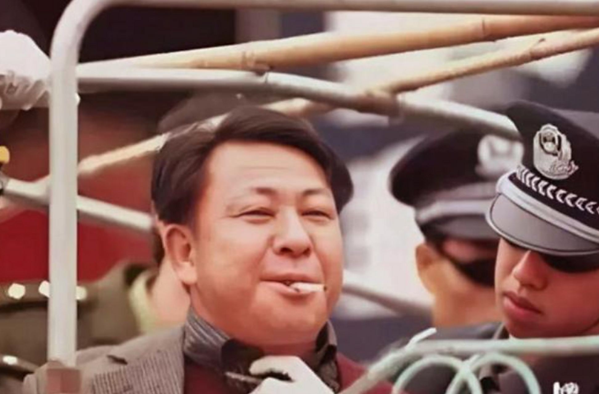 2001年广东汕头监狱,"假钞大王"张林琪被五花大绑押上囚车,准备拉到